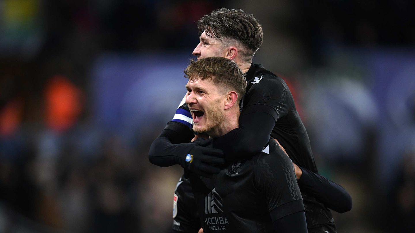 Smith on target as Wednesday move to within two points of play-offs